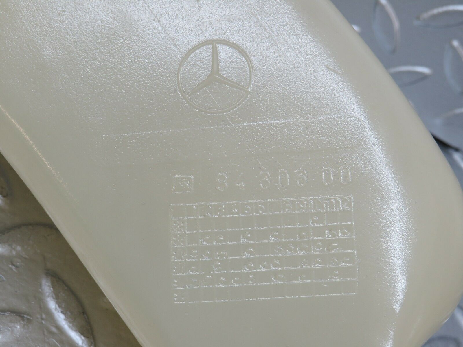 24381 Mercedes-Benz S124 220TE Hydraulic Suspension Fluid Reservoir 0009899103