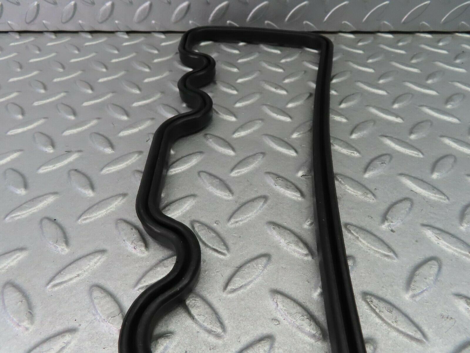 8105 Mercedes-Benz W108 Valve Cover Gasket Seal 1300160221