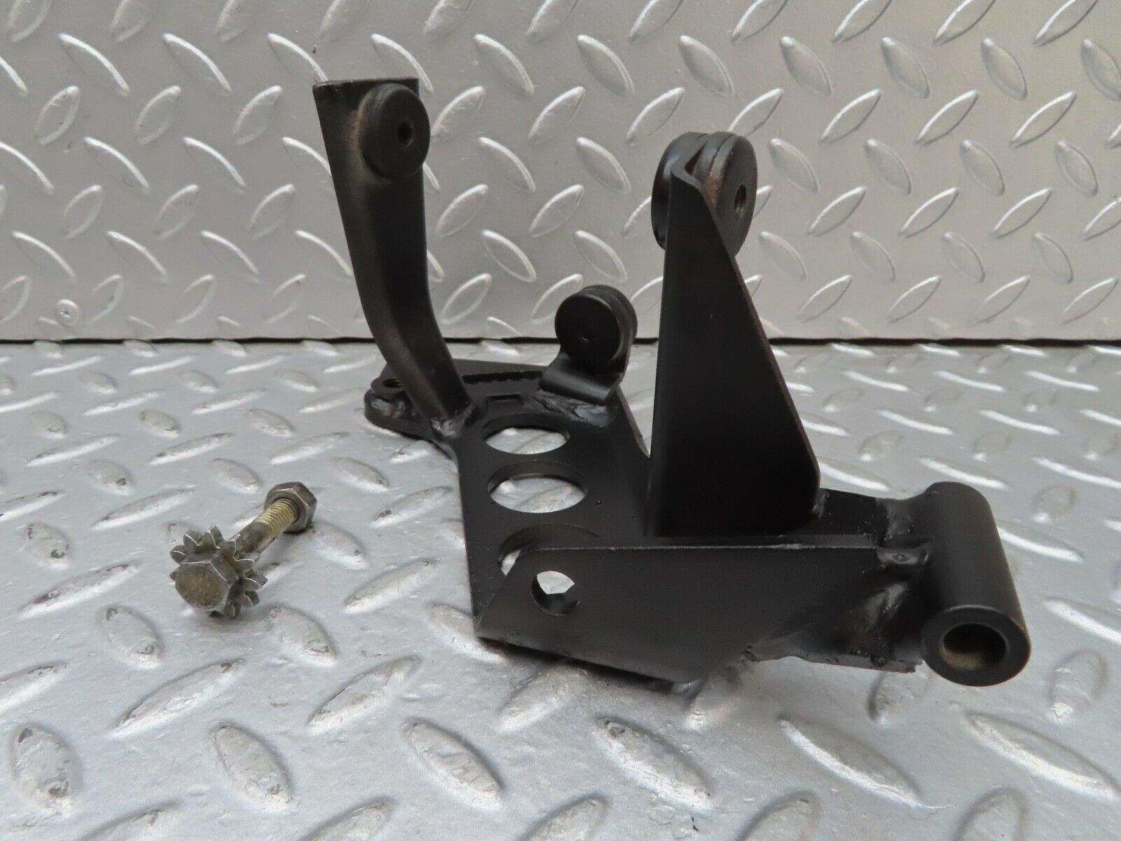 16976 Mercedes-Benz C123 280CE Coupe Power Steering Pump Bracket