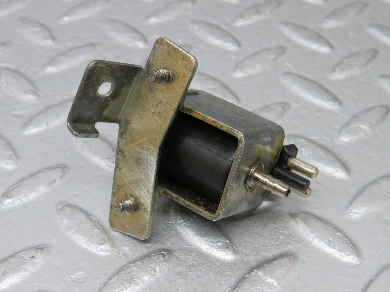 36583 Mercedes-Benz W201 190E 2.0L Vacuum Control Valve 0015408697