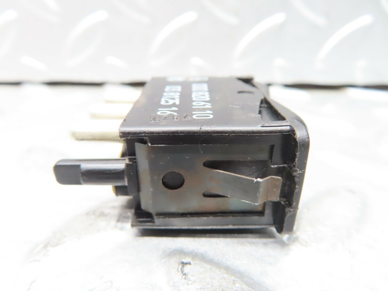 21157 Mercedes-Benz W123 230E Rear Windscreen Defroster Switch 0008206110
