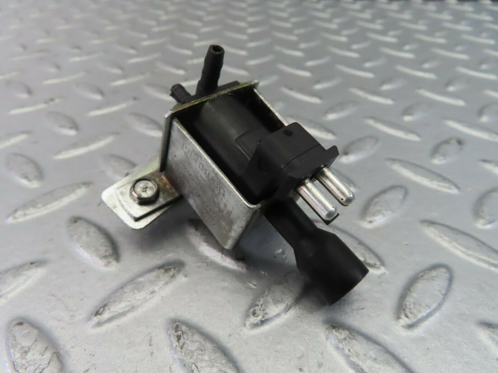 10393 Mercedes-Benz W201 190E Vacuum Control Valve Pierburg 0015407097