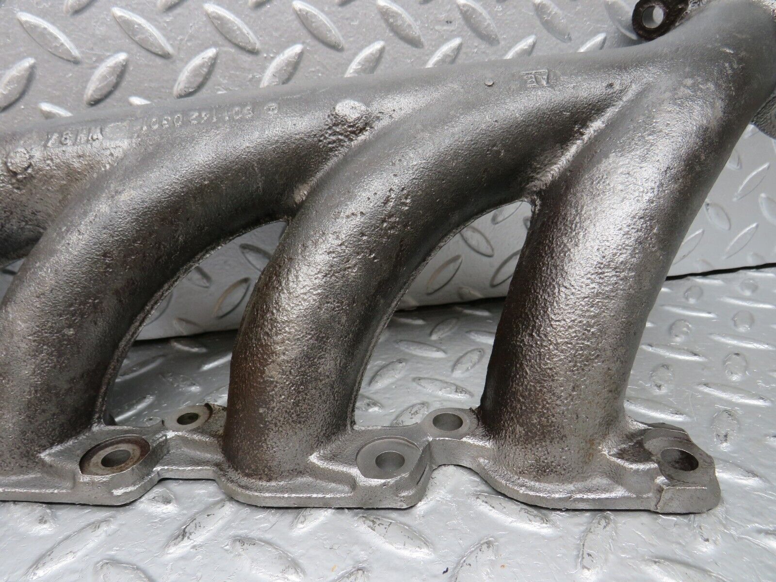 33107 Mercedes-Benz W124 200D Exhaust Manifold 6011420301