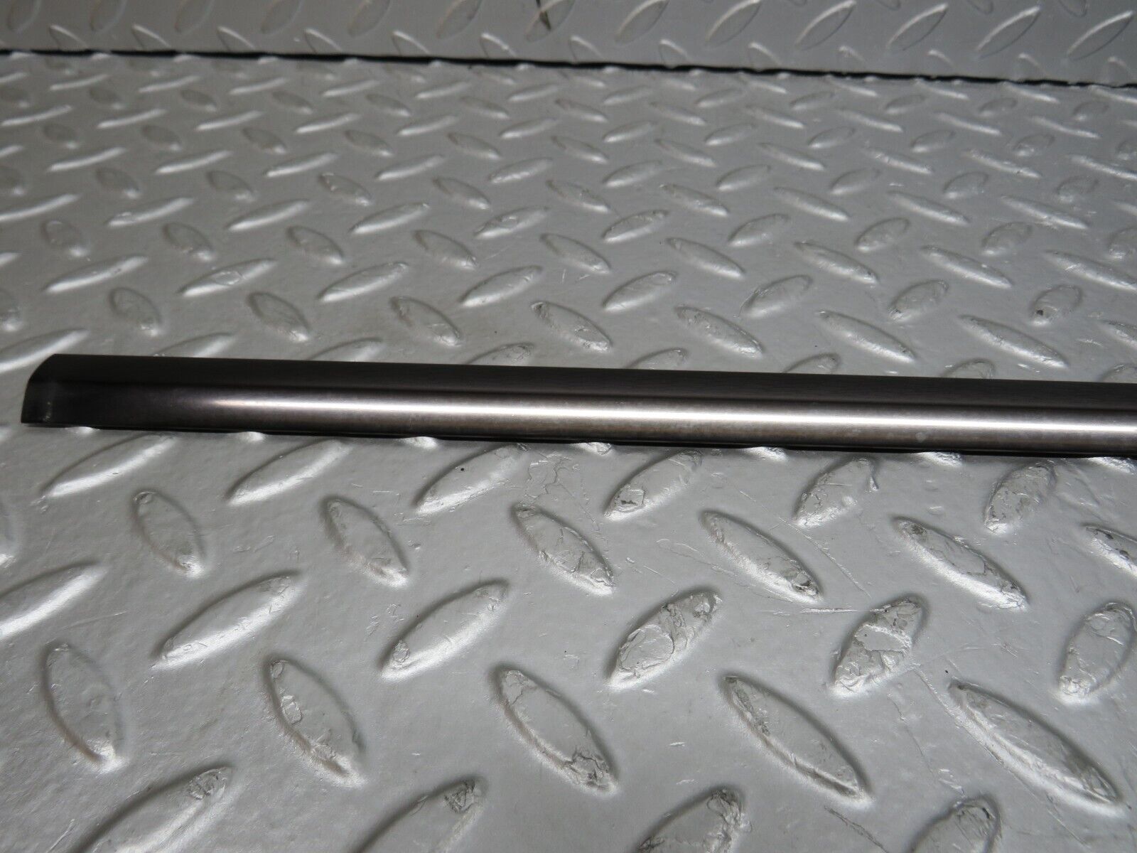 39653 Mercedes-Benz R129 320SL Coupe Right Door Window Moulding Trim