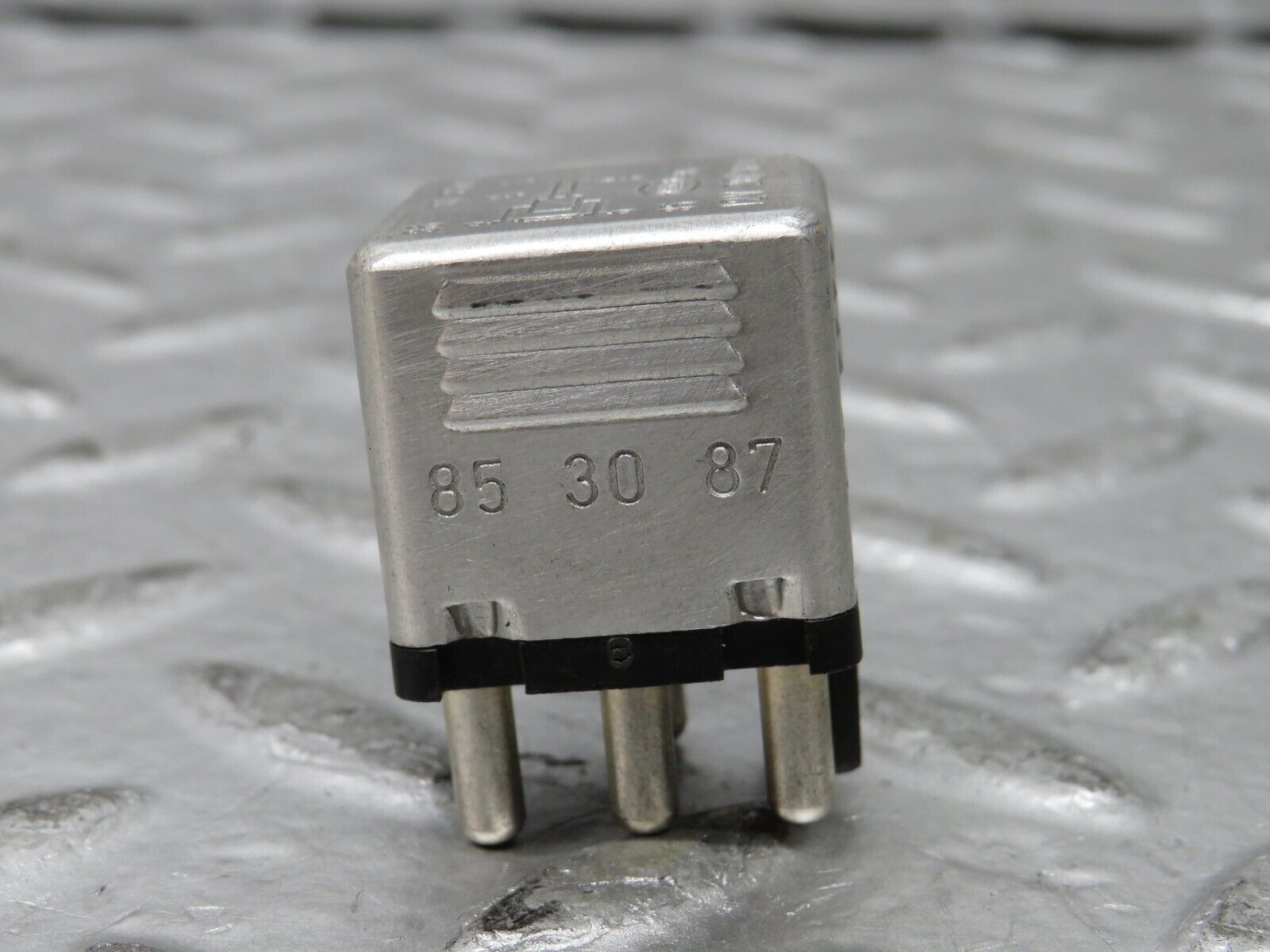 27197 Mercedes-Benz W123 280E Multi Purpose Relay 0015420219