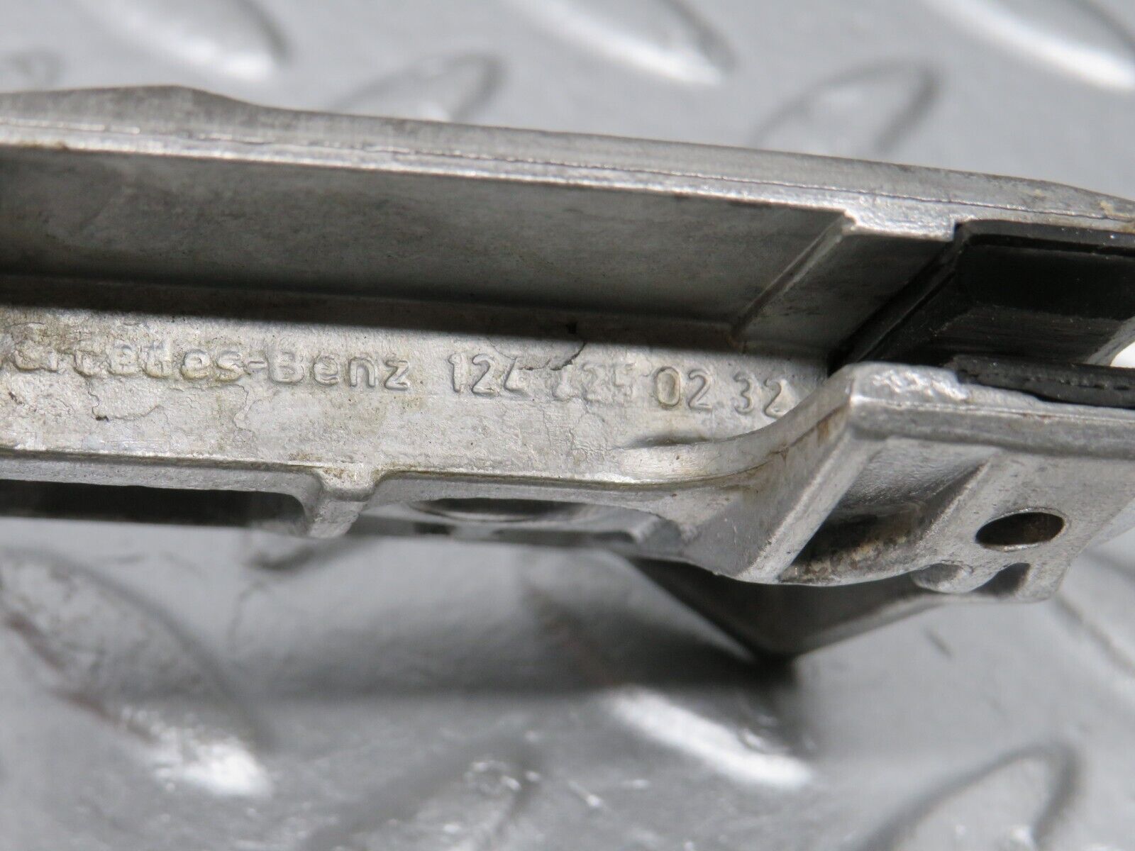 39727 Mercedes-Benz R129 320SL Coupe Door Window Guide Bracket 1247250132 1247250232