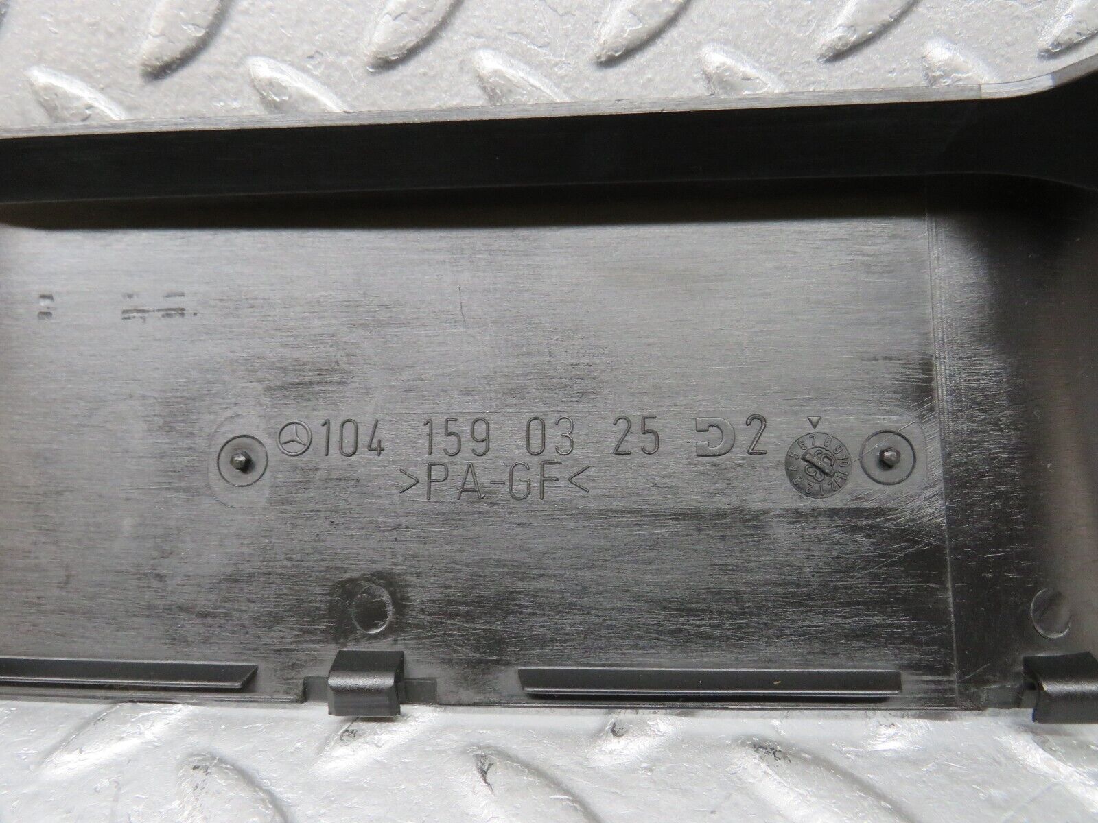 38096 Mercedes-Benz A124 320E Cabriolet Ignition Wire Cover 1041590325