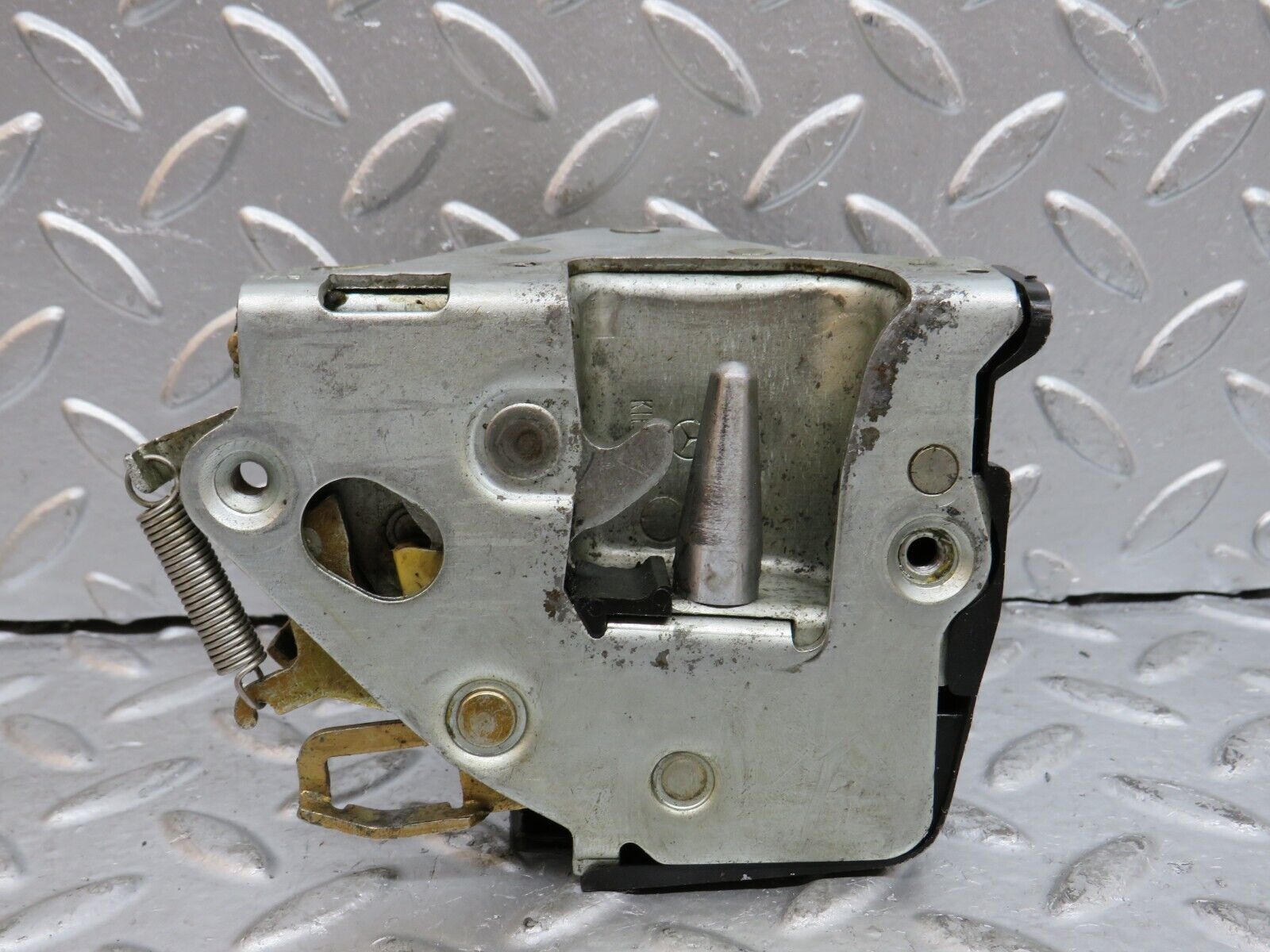 29667 Mercedes-Benz W123 230E Front Right Door Lock Mechanism 1237230208