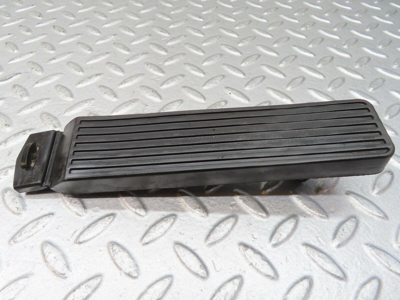 13496 Mercedes-Benz W123 200 Accelerator Pedal With Rubber 1233010082