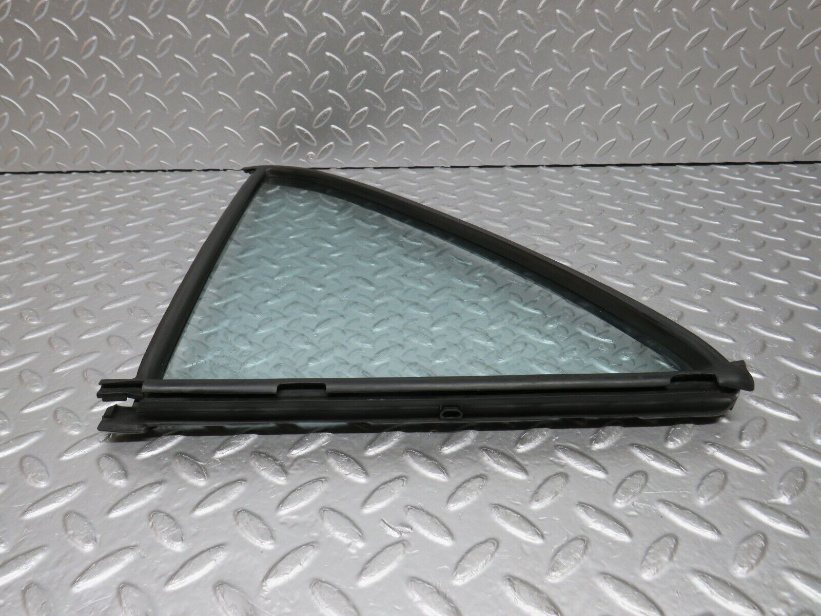 0627 Mercedes-Benz W123 230E Left Rear Door Quarter Glass 1237350124