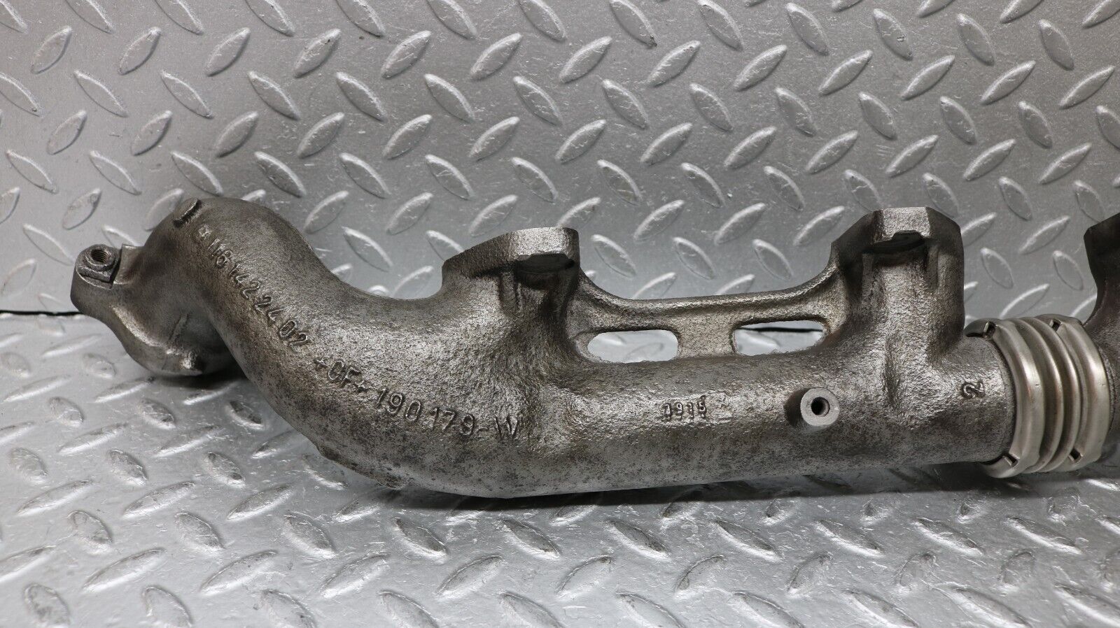 37249 Mercedes-Benz C126 420SEC Coupe Exhaust Manifold Right 1161422402 1161420602