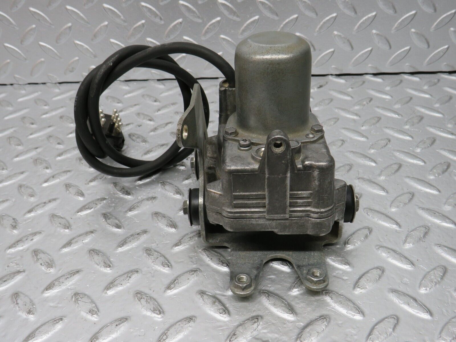 32713 Mercedes-Benz S124 300TE Wagon Cruise Control Actuator 0025458632