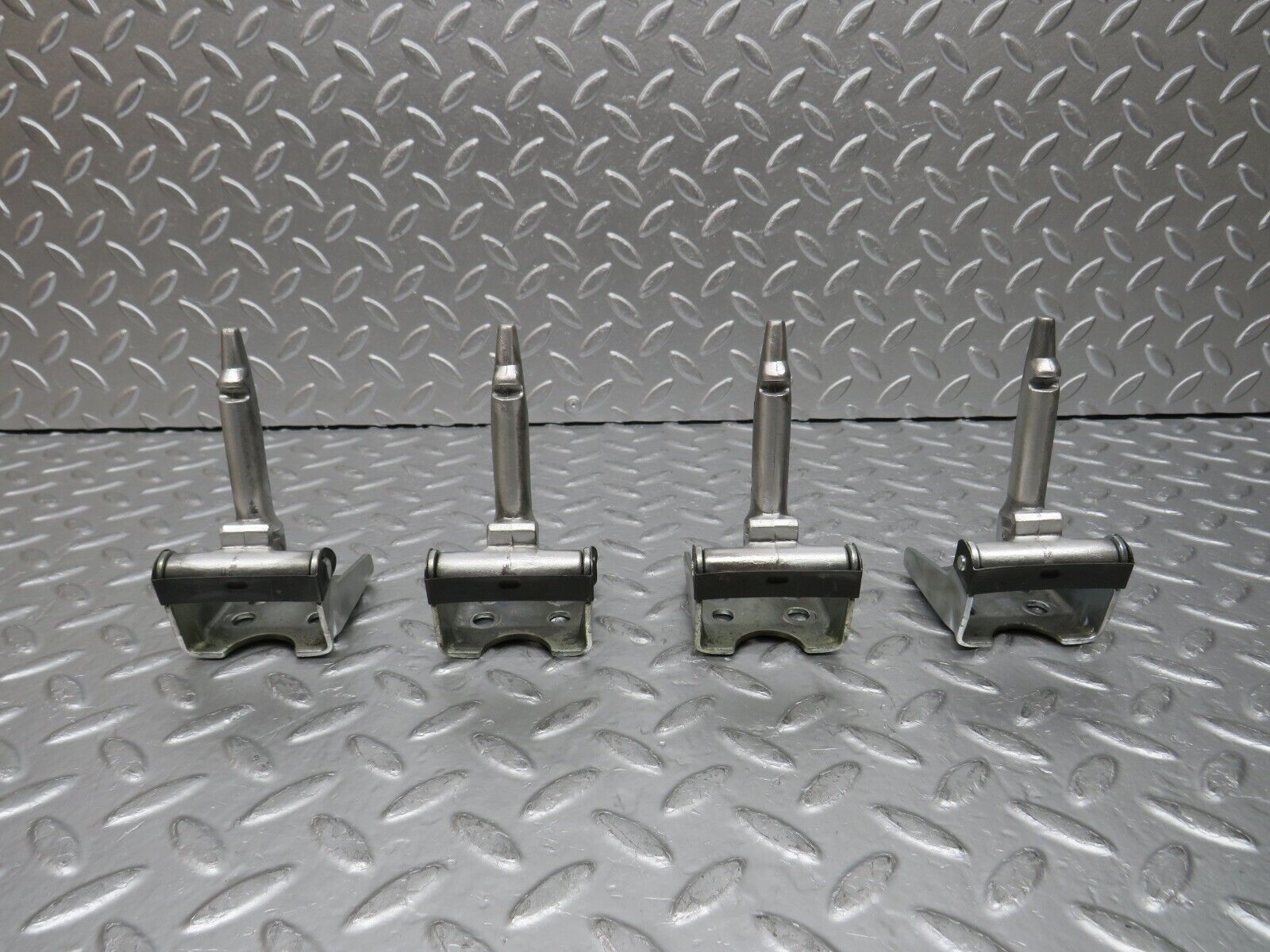 31363 Mercedes-Benz S124 220TE Wagon Rear Seat Hinge Set