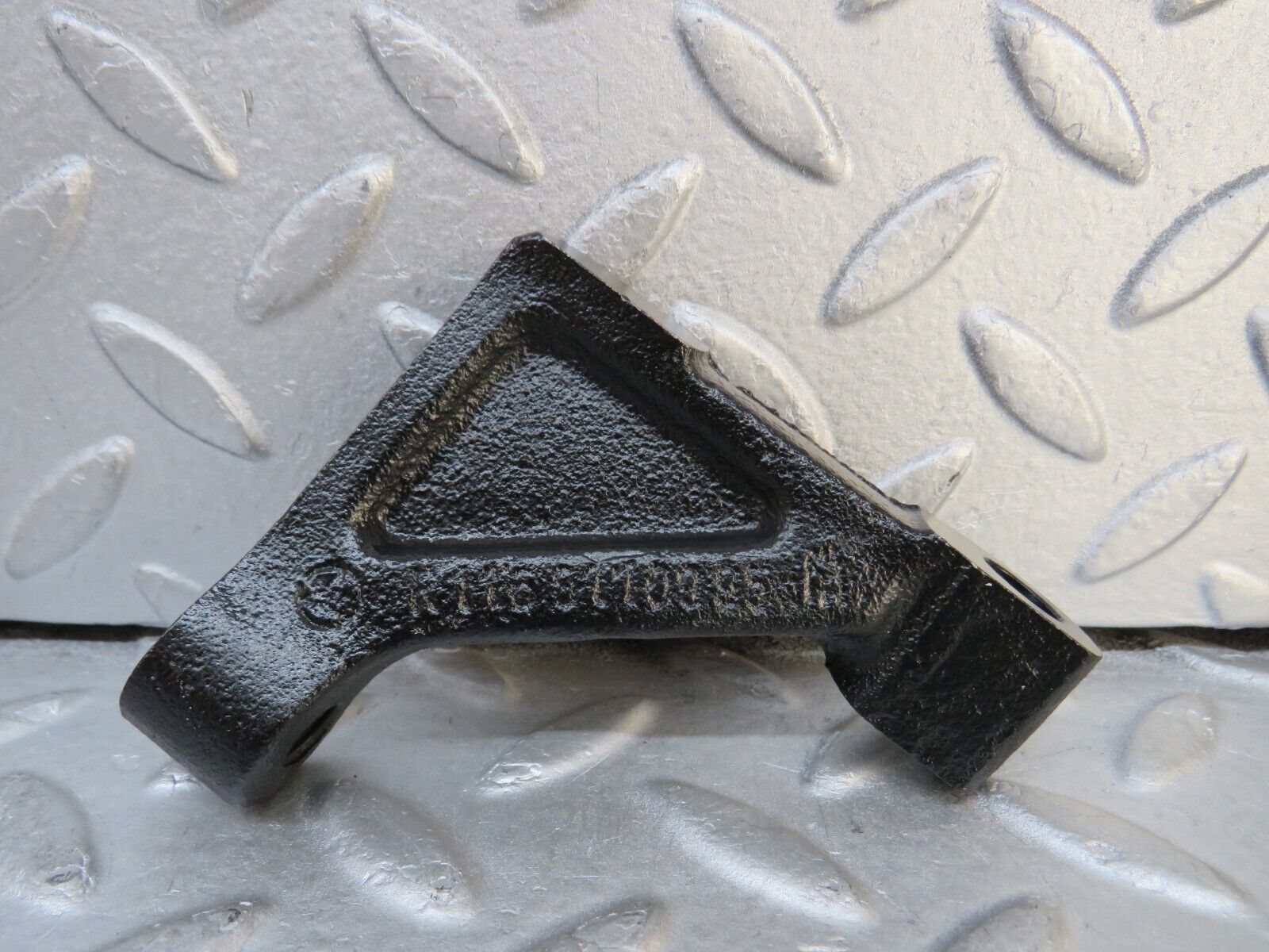 37656 Mercedes-Benz W109 300SEL Engine Mount Bracket 1160110995 1160110895