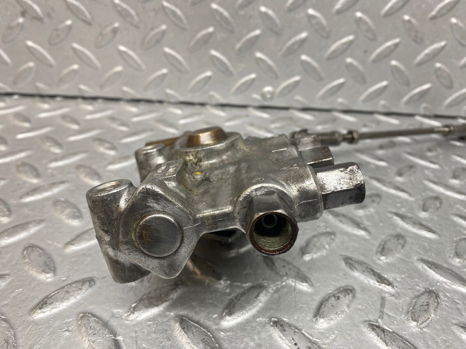 37601 Mercedes-Benz W109 300SEL Front Left Air Suspension Leveling Valve