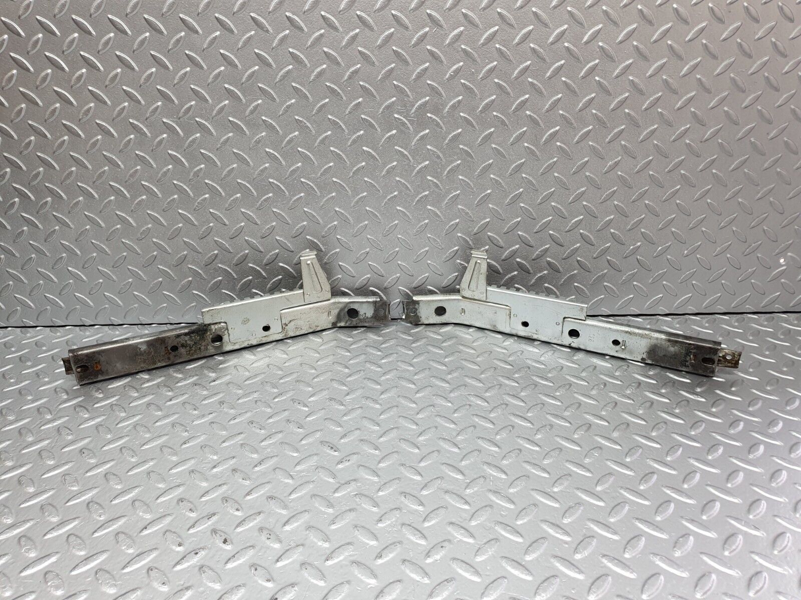 40804 Mercedes-Benz W123 300D Front Right Seat Rail Pair