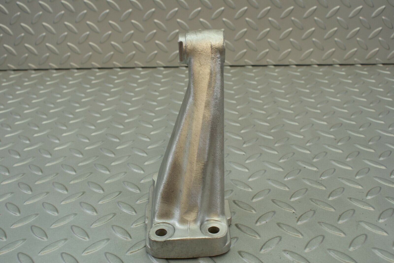 3070 Mercedes-Benz W115 220D Engine Mount Bracket Right Side 1152230504