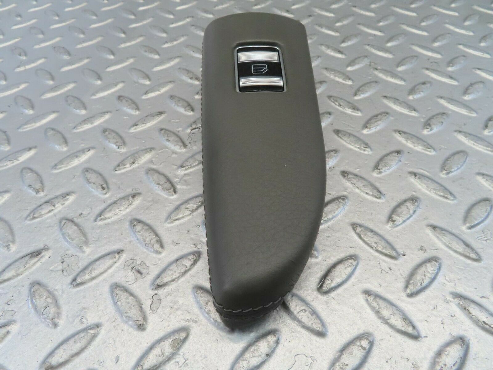 11190 Mercedes-Benz W221 S320 Rear Left Window Control Switch P0110637