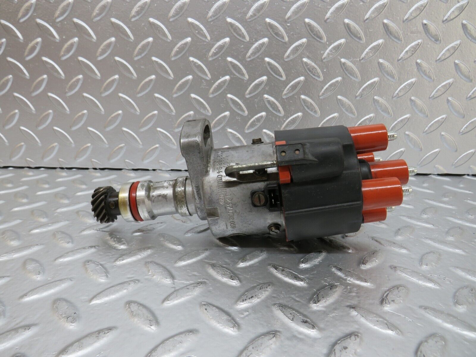 29375 Mercedes-Benz W124 230E Ignition Distributor Bosch 0031583101 0237002105