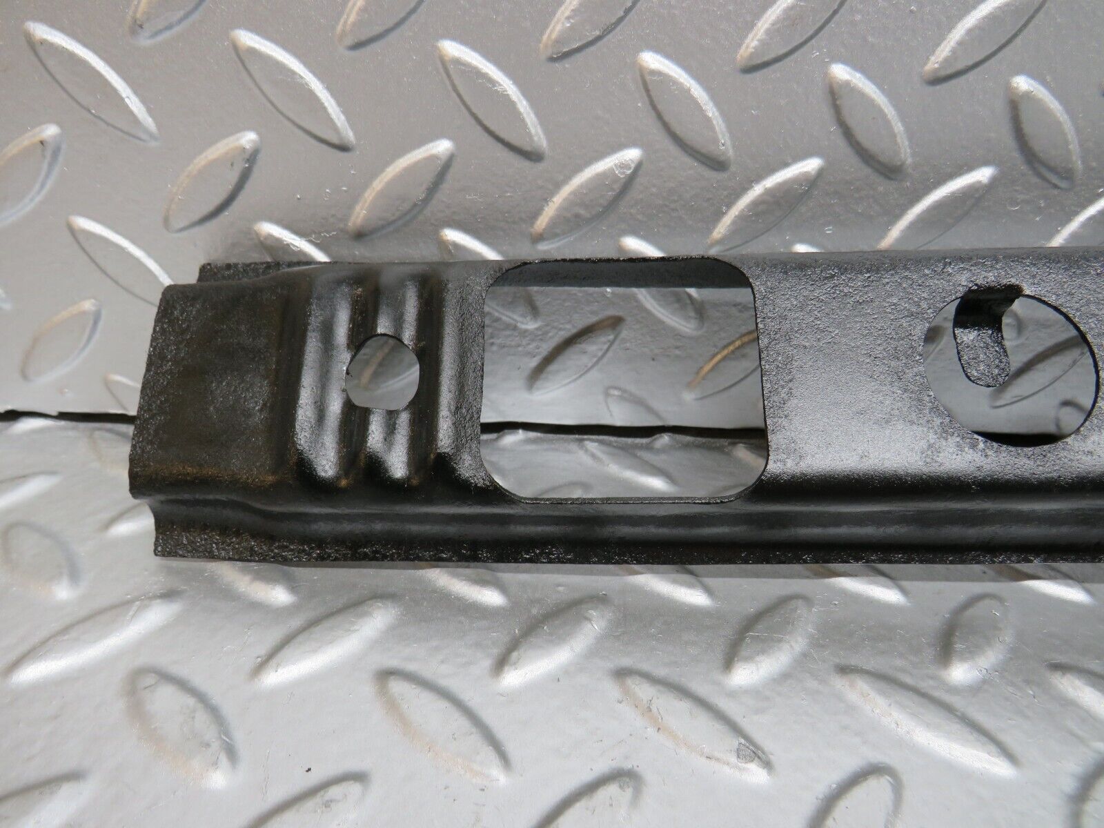 29637 Mercedes-Benz W123 230E Front Bumper Centre Bracket