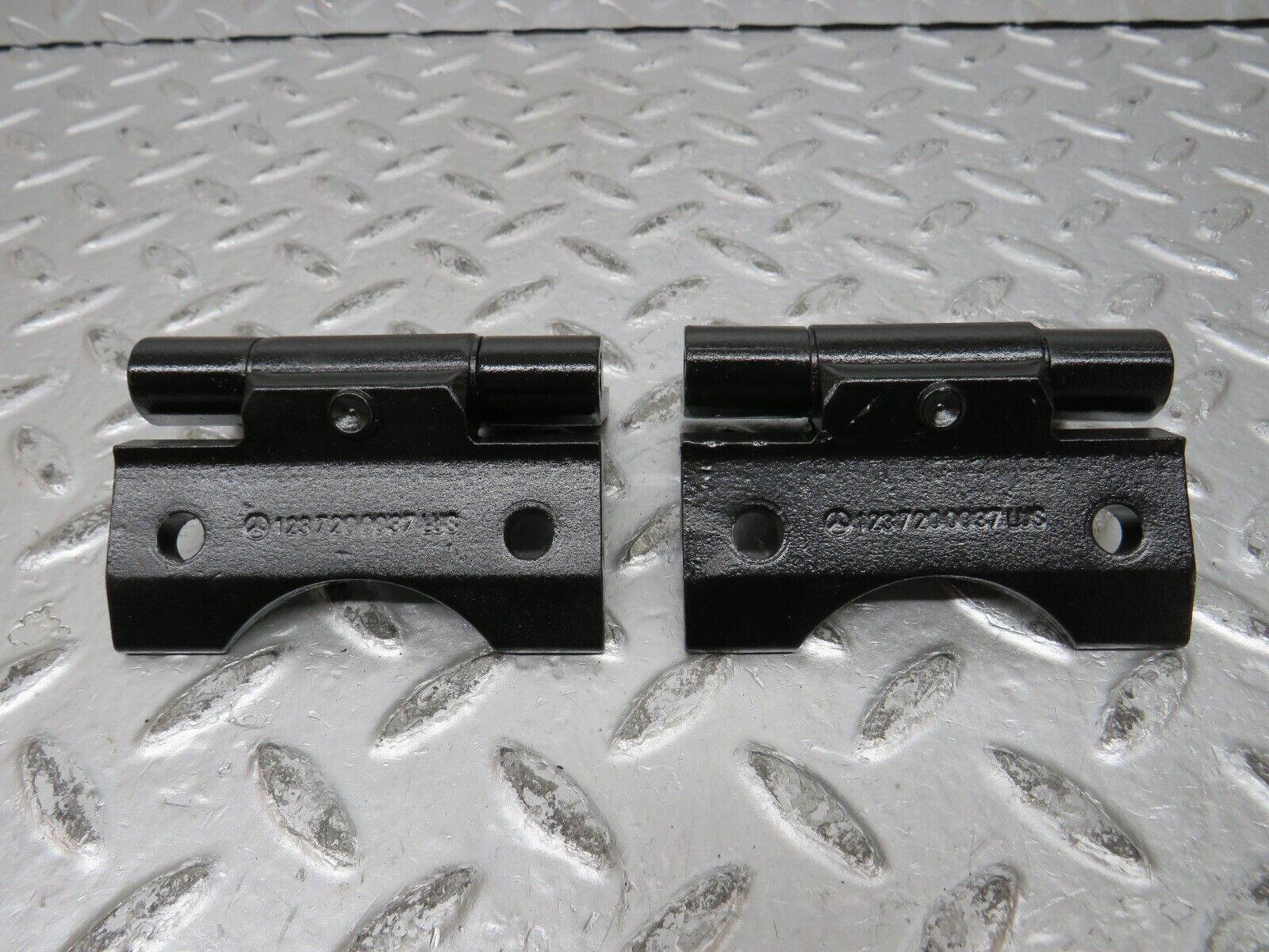 32147 Mercedes-Benz W123 230E Door Hinge Pair 1237200037