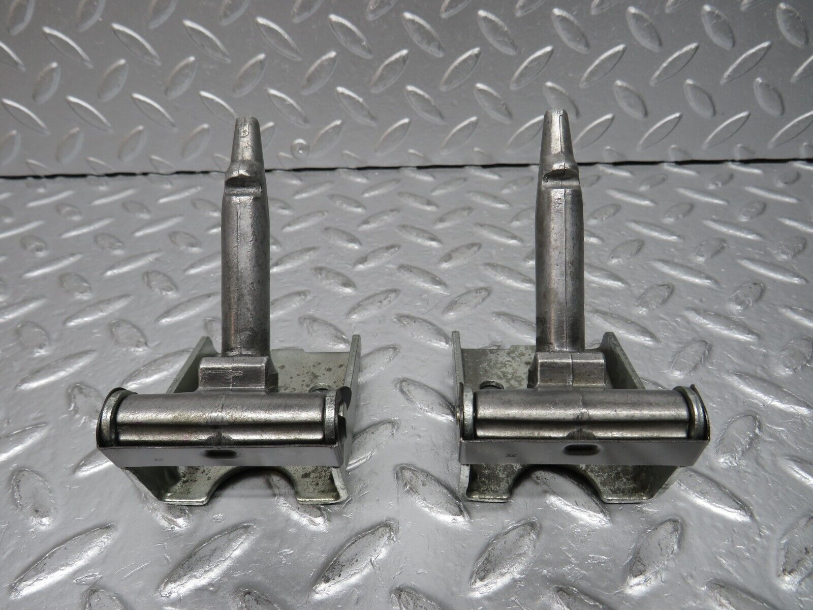 32555 Mercedes-Benz S124 300TE Wagon Rear Seat Hinge