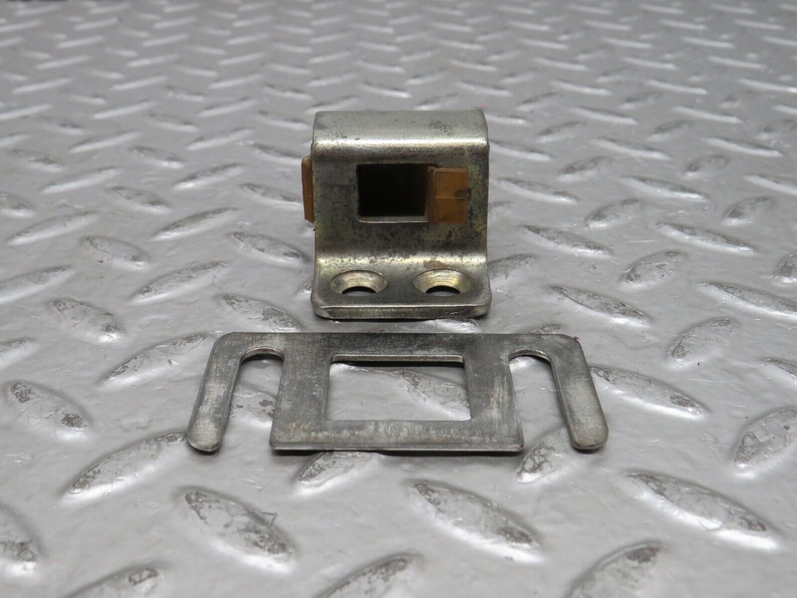 27947 Mercedes-Benz W123 280E Door Lock Latch Right Side