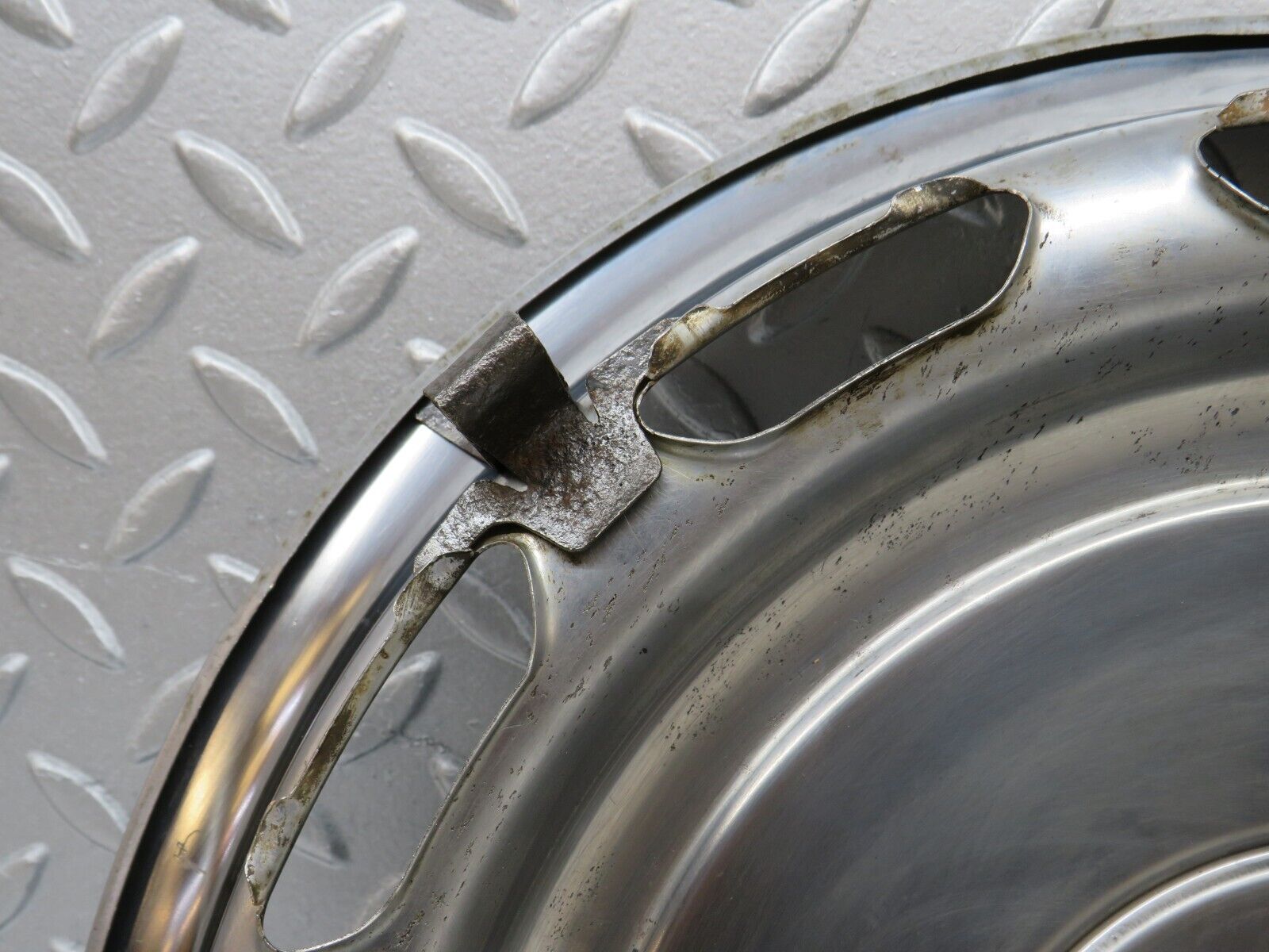 37466 Mercedes-Benz W109 300SEL Wheel Hub Cap 14"