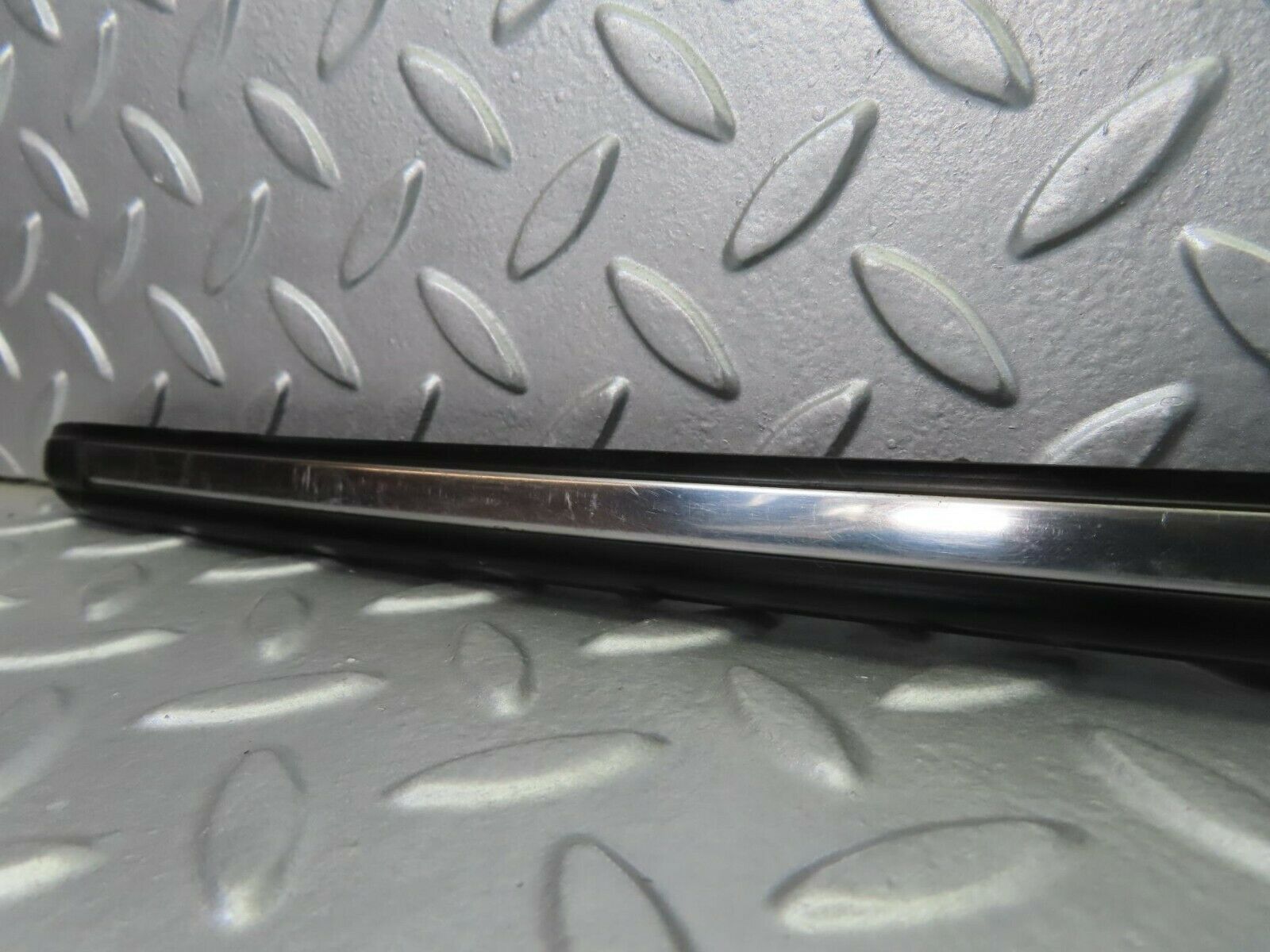 10264 Mercedes-Benz W123 Front Left Fender Wing Centre Moulding Trim