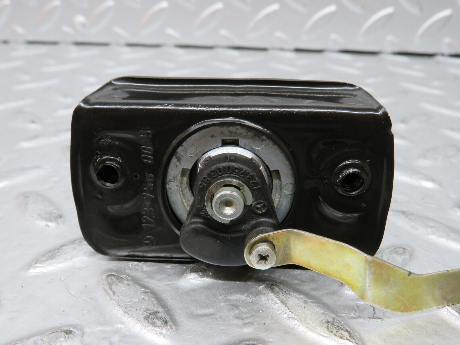 26905 Mercedes-Benz W123 240D Trunk Lock No Key 1237580096