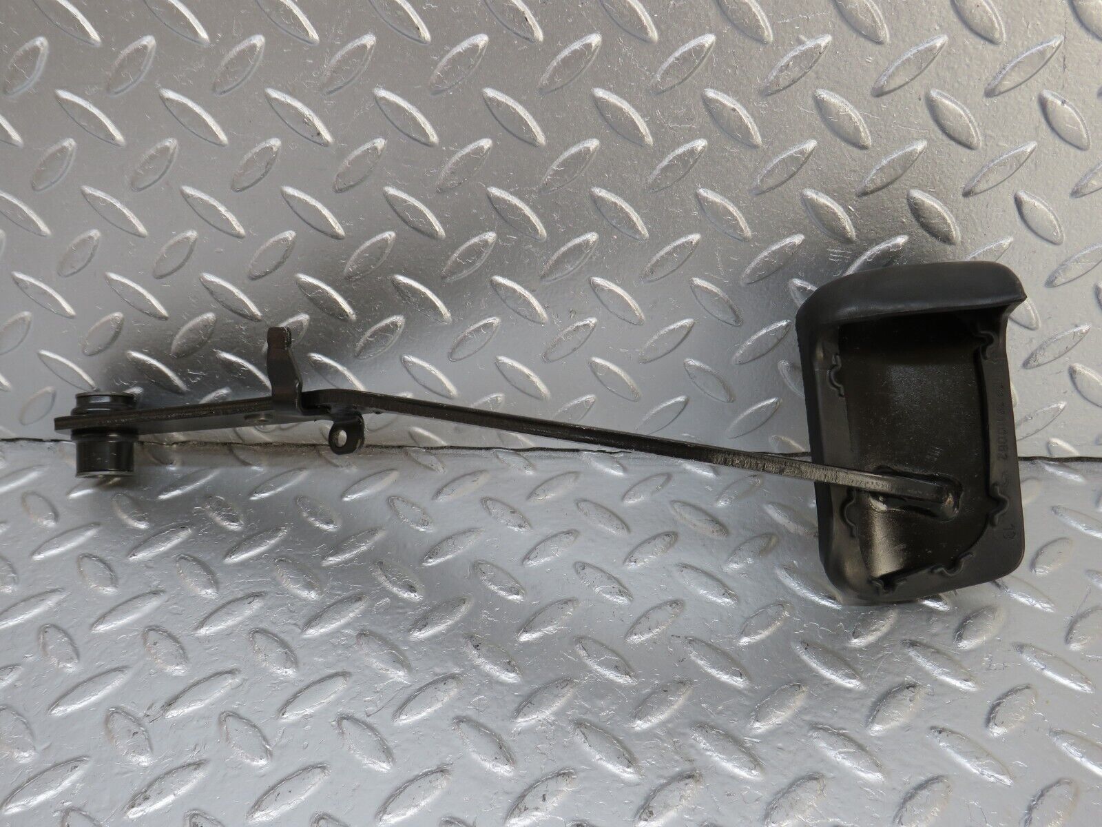 33710 Mercedes-Benz W201 190E 2.0L Brake Pedal With Rubber 1232910082