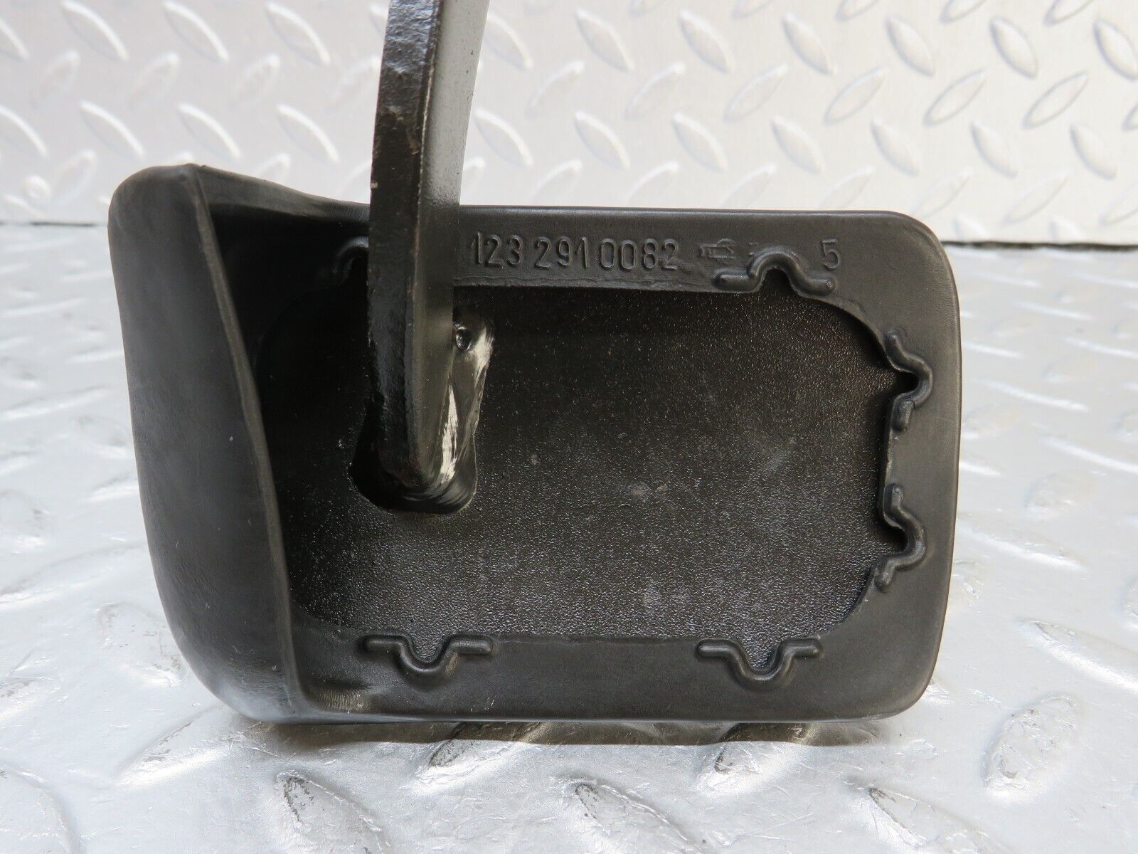 36162 Mercedes-Benz W126 420SE Brake Pedal With Rubber 1232910082