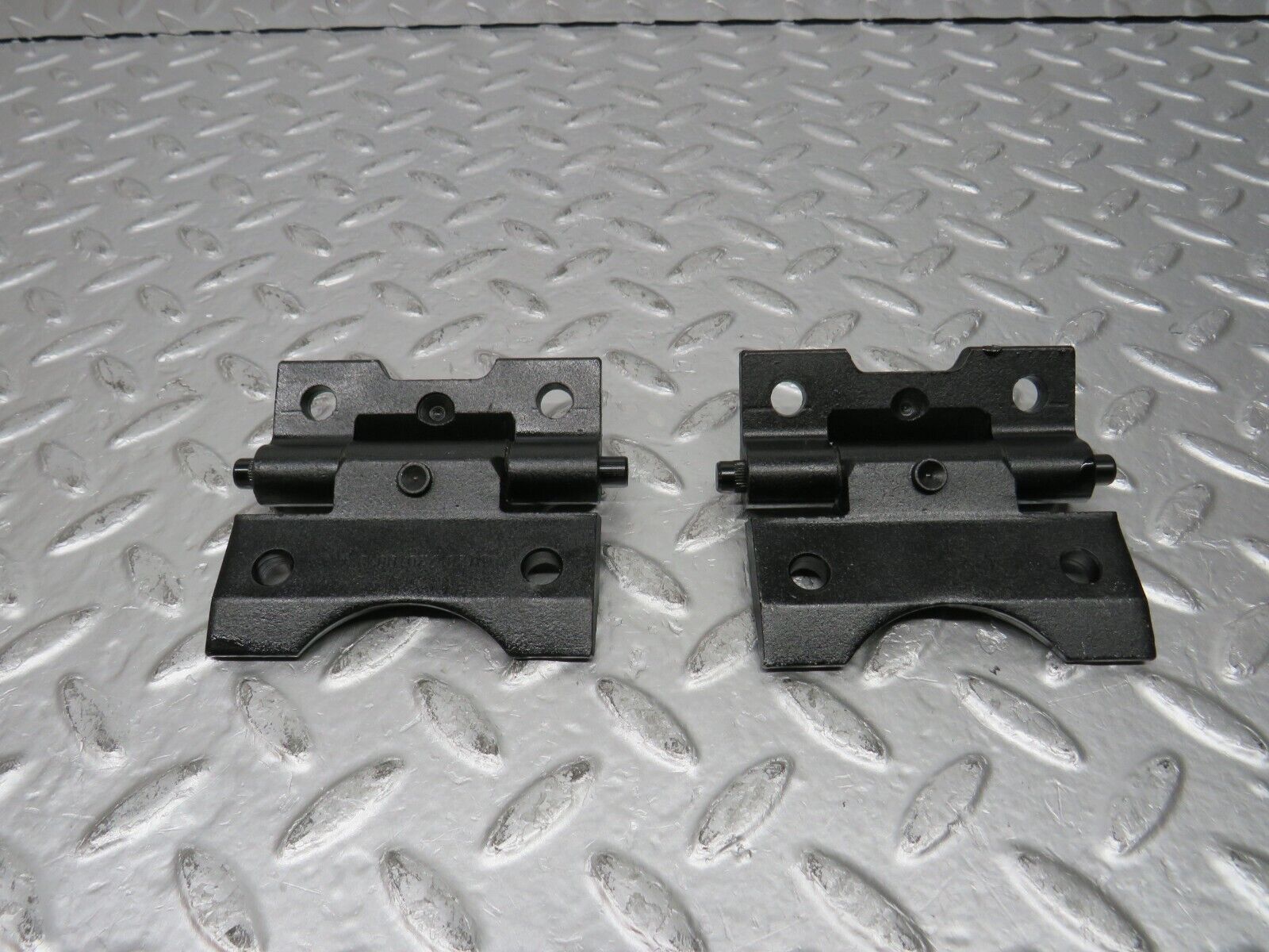 31120 Mercedes-Benz W123 200D Door Hinge Pair 1237200037