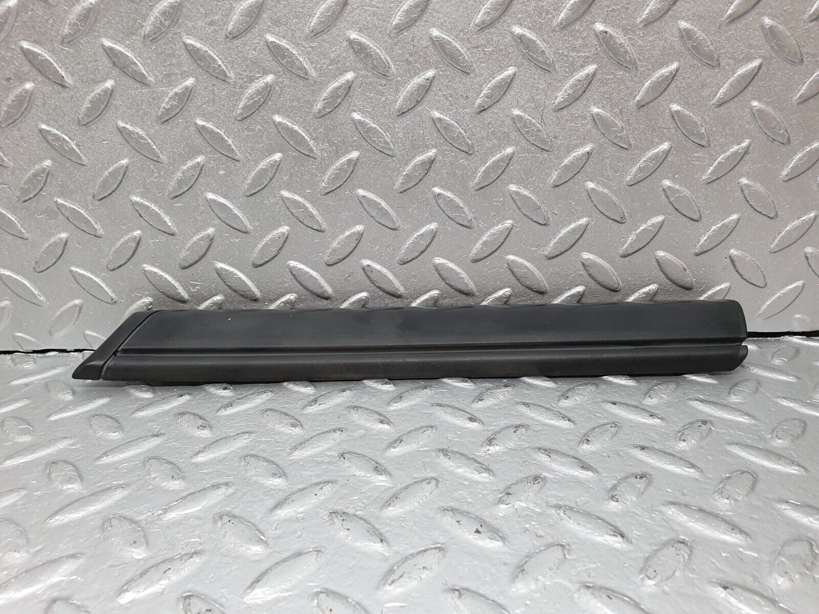 41425 Mercedes-Benz W124 200E Front Right Fender Wing Centre Moulding Trim