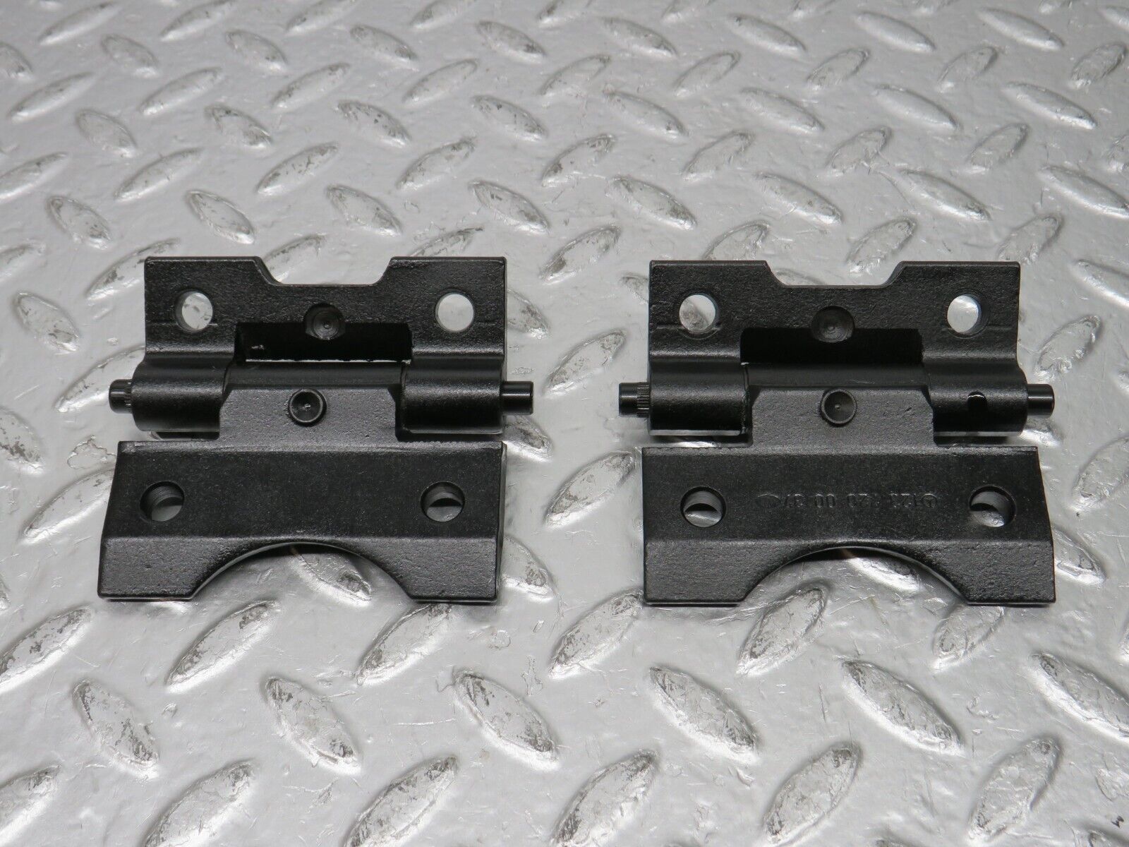 31119 Mercedes-Benz W123 200D Door Hinge Pair 1237200037