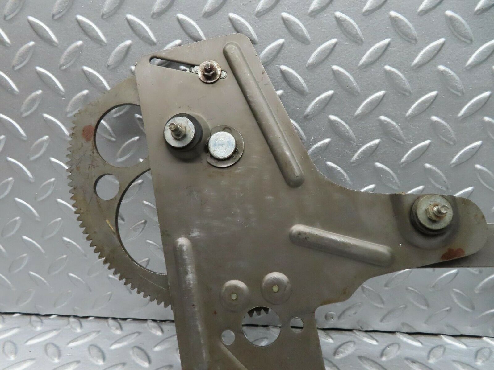 16640 Mercedes-Benz C107 380SLC Rear Right Power Window Regulator 1076701003