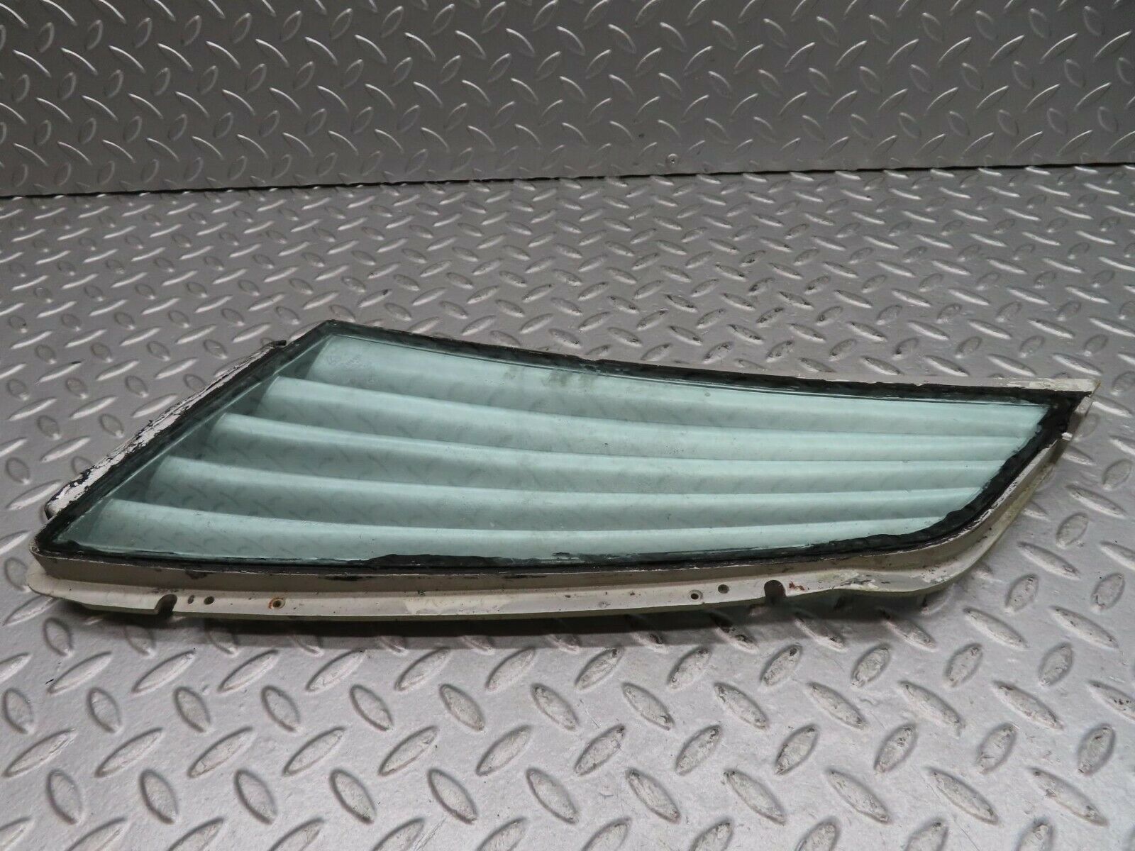 16585 Mercedes-Benz C107 380SLC Side Window Louvre Rear Right