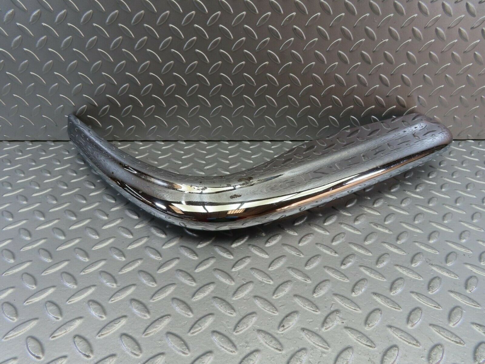 10607 Mercedes-Benz W108 Front Right Upper Bumper Corner