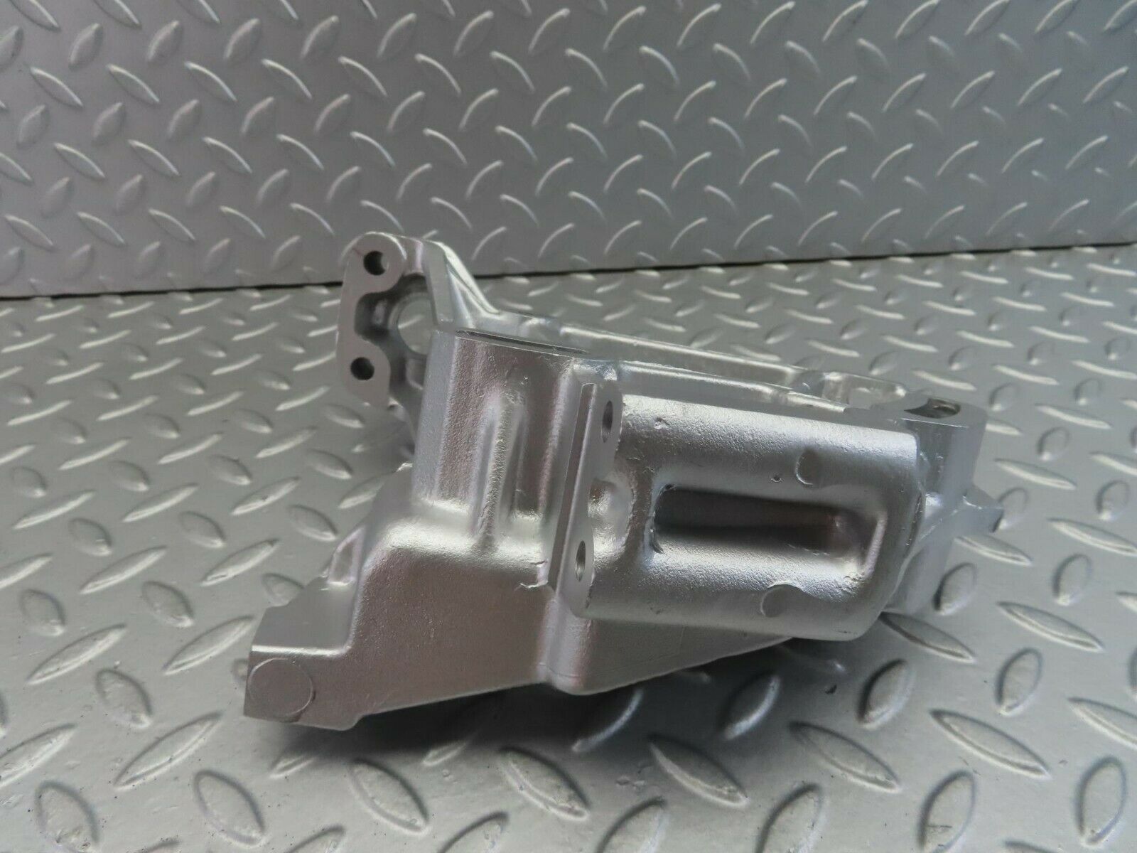 7548 Mercedes-Benz Power Steering Pump Bracket OM617