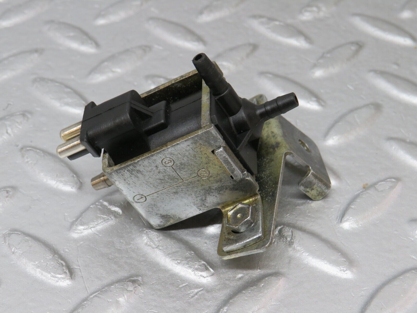 36583 Mercedes-Benz W201 190E 2.0L Vacuum Control Valve 0015408697