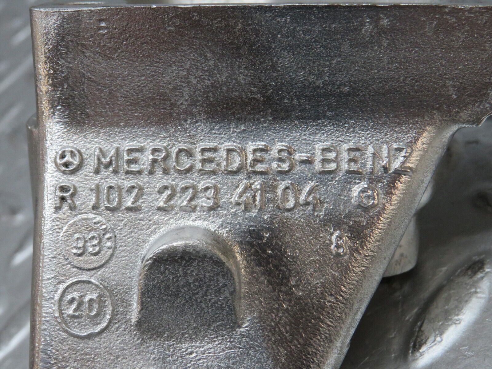 31769 Mercedes-Benz W201 190LE 1.8L Engine Mount Bracket Left Side 1022234104