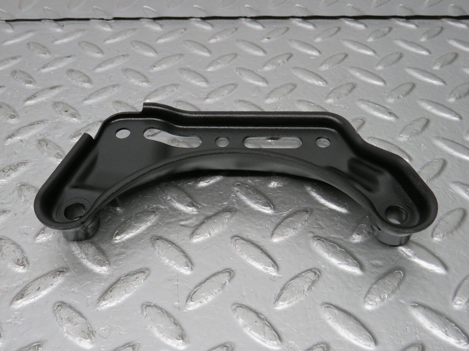 32672 Mercedes-Benz S124 300TE Air Conditioning Compressor Support Bracket