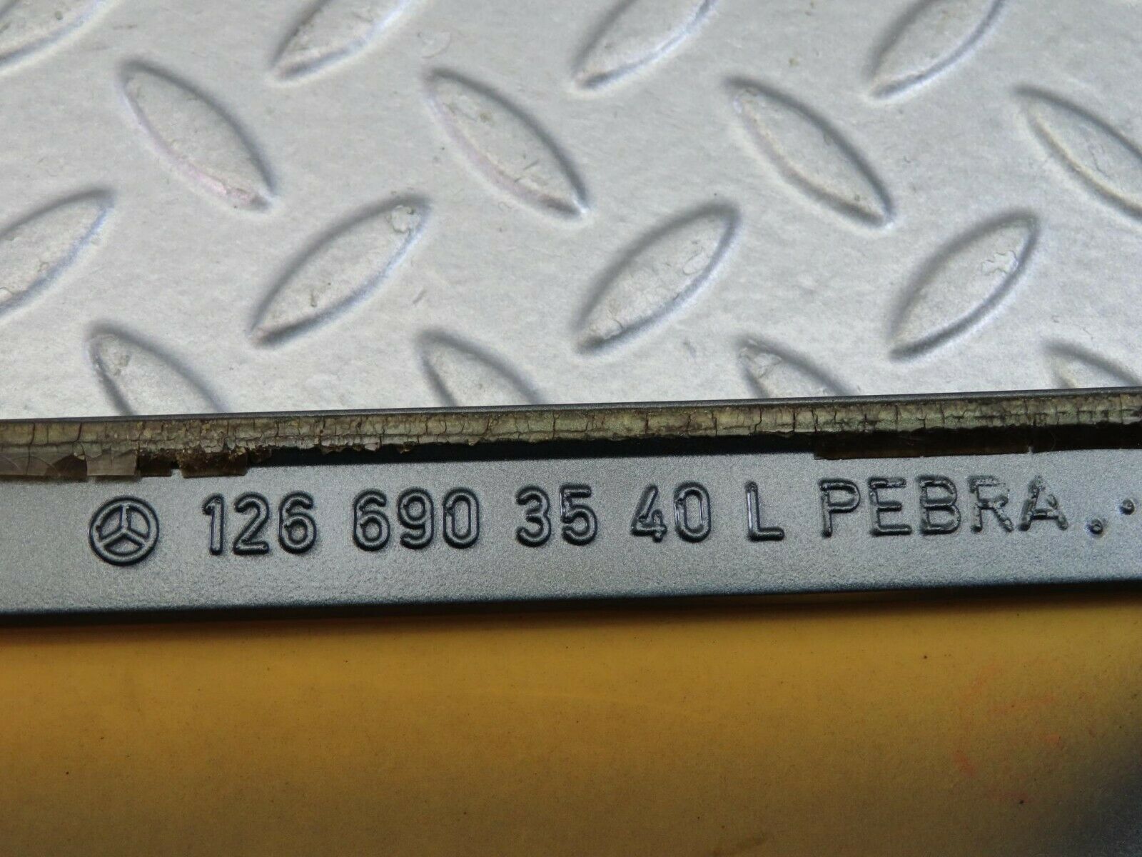 9032 Mercedes-Benz W126 Front Left Fender Wing Moulding Trim 1266903540