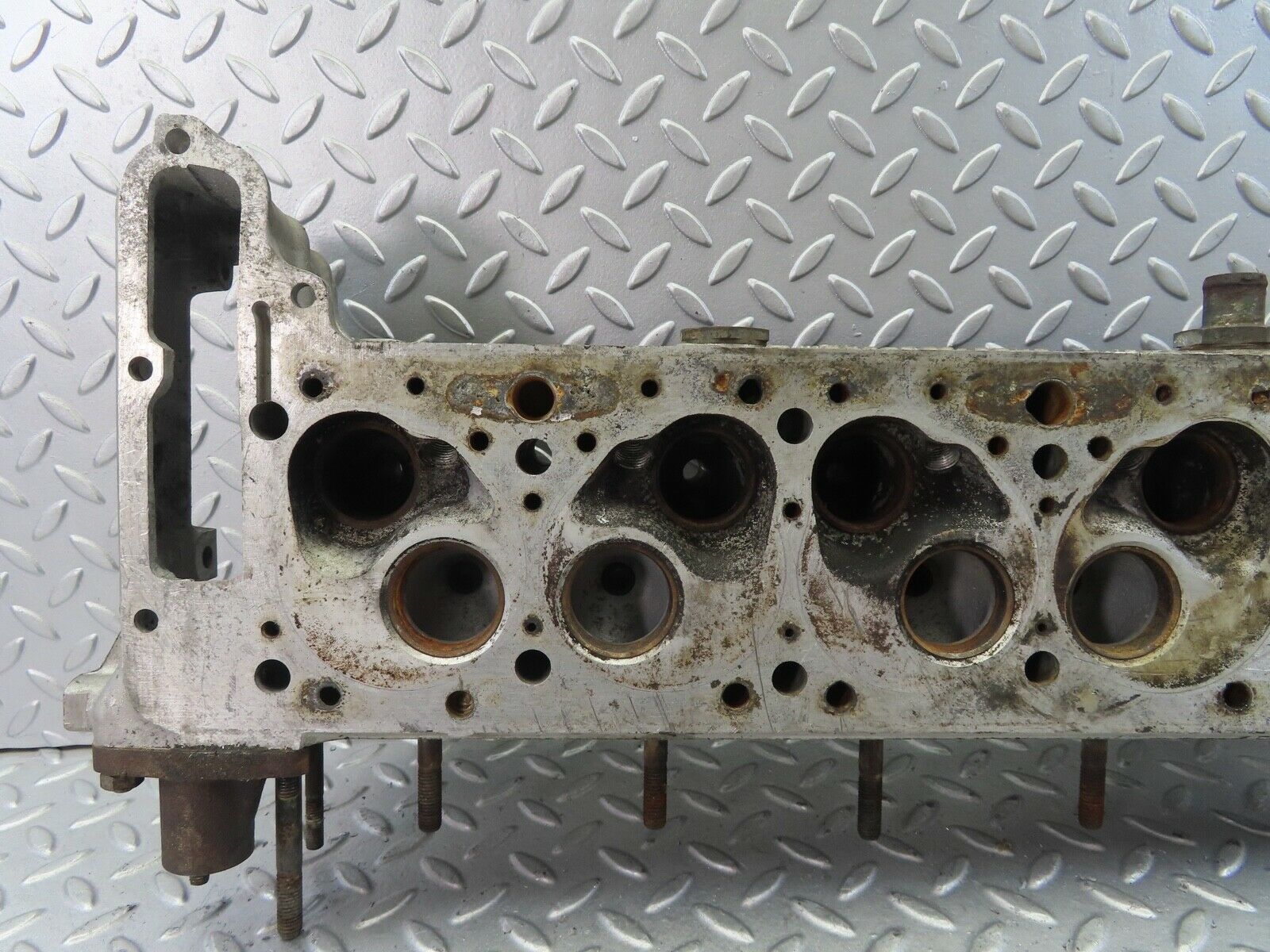 8672 Mercedes-Benz W123 250 Cylinder Head 1230160301