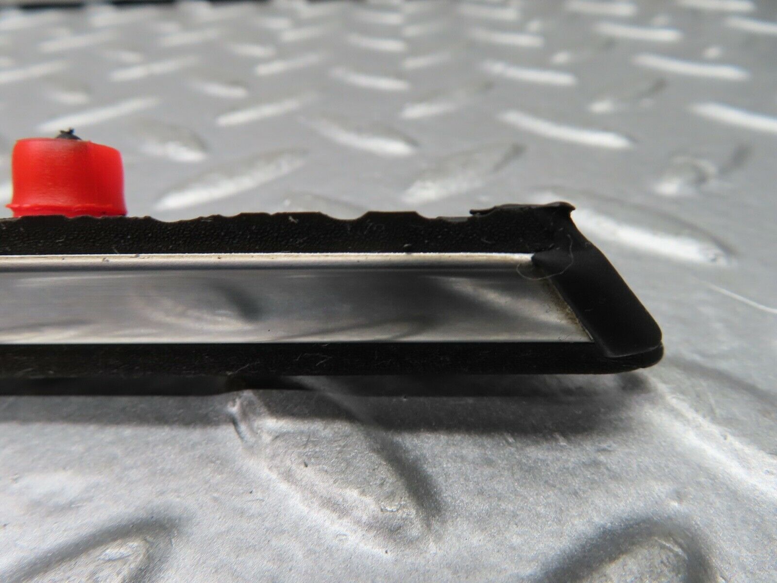 21102 Mercedes-Benz W123 230E Front Left Fender Wing Centre Moulding Trim