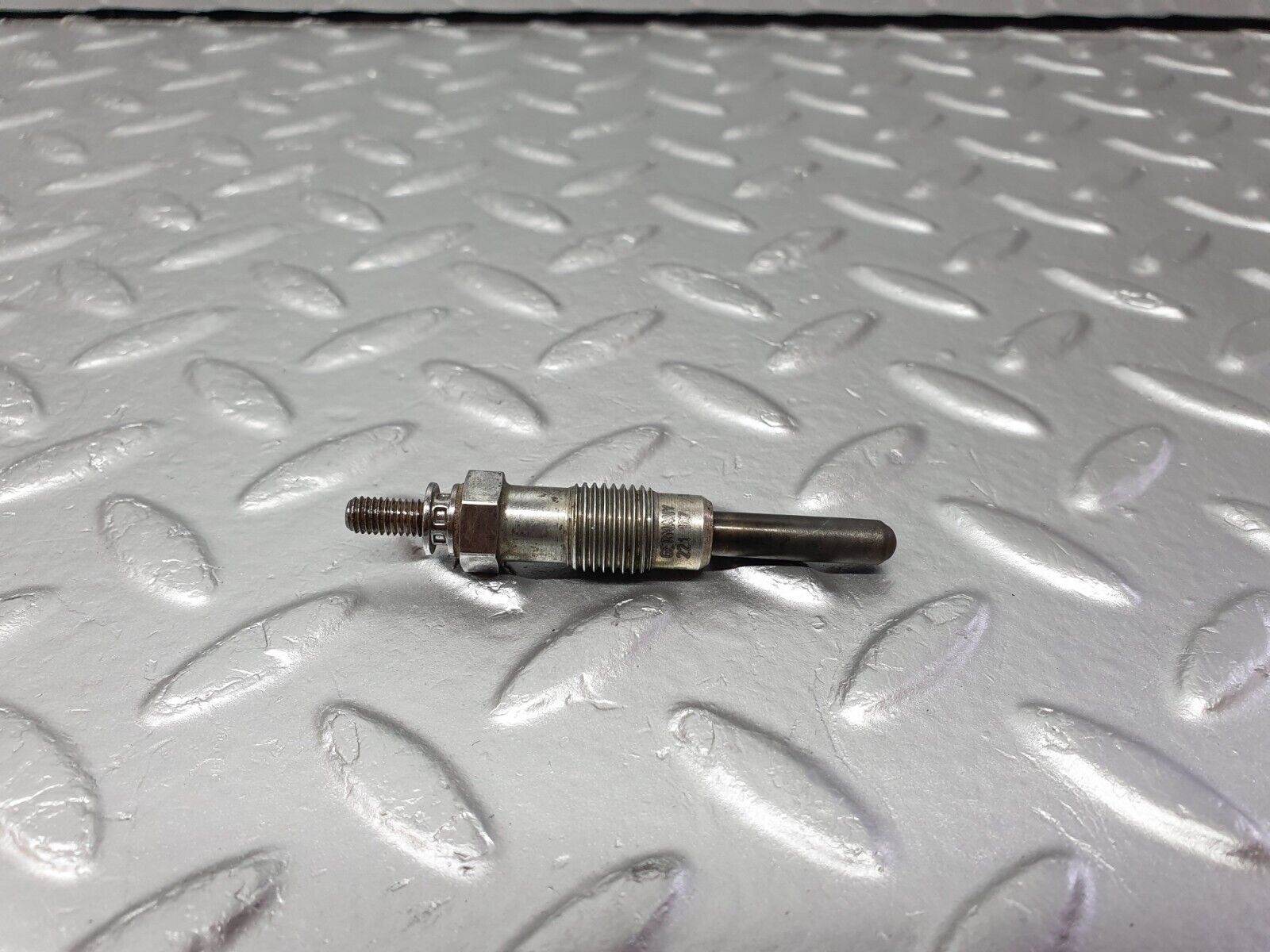 40849 Mercedes-Benz W123 300D Glow Plug Beru 0100221107