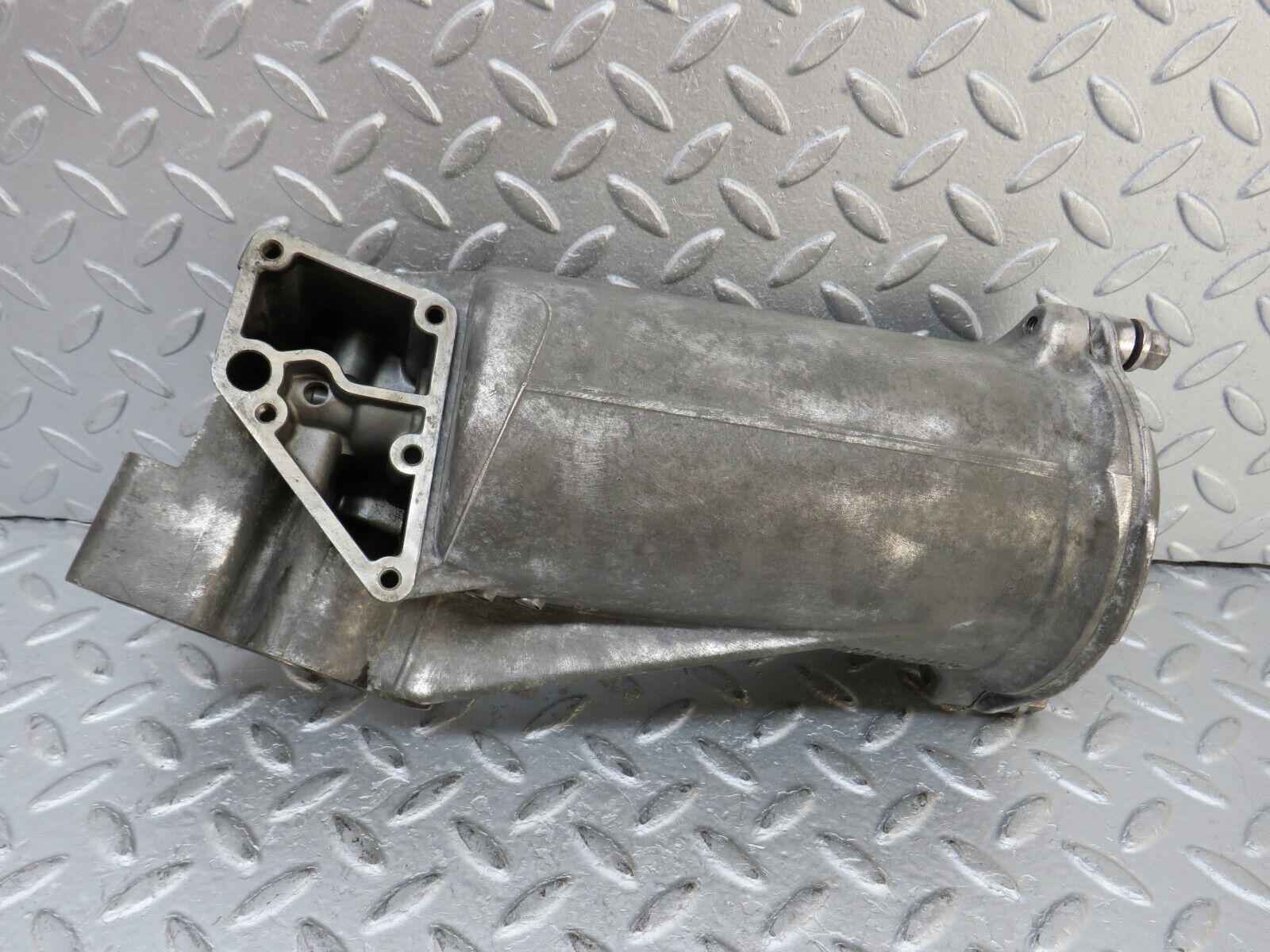 35924 Mercedes-Benz 240D OM616.912 Oil Filter Housing 6151840102 6171840125