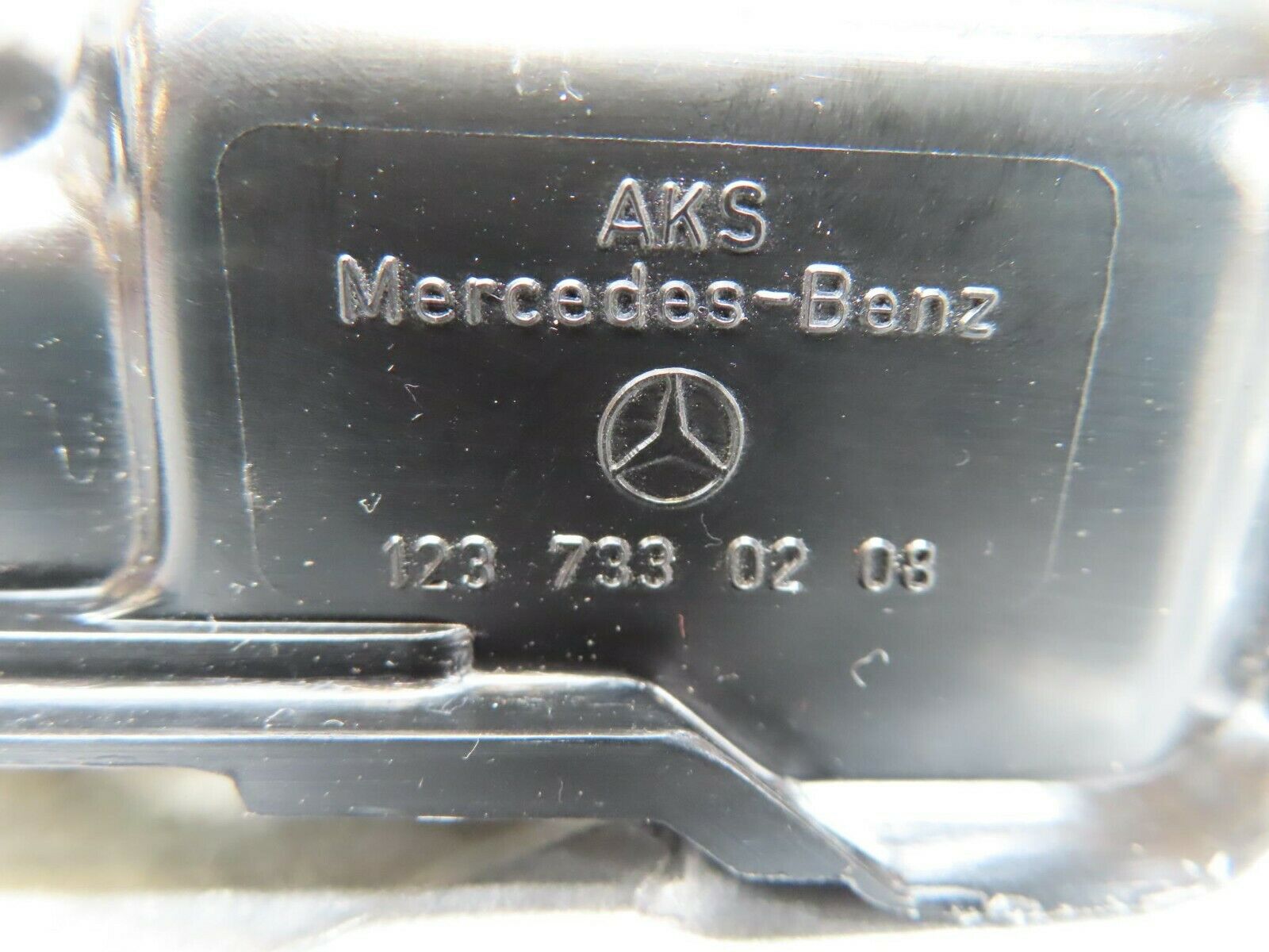 15232 Mercedes-Benz W123 230E Rear Right Door Lock Mechanism 1237330208