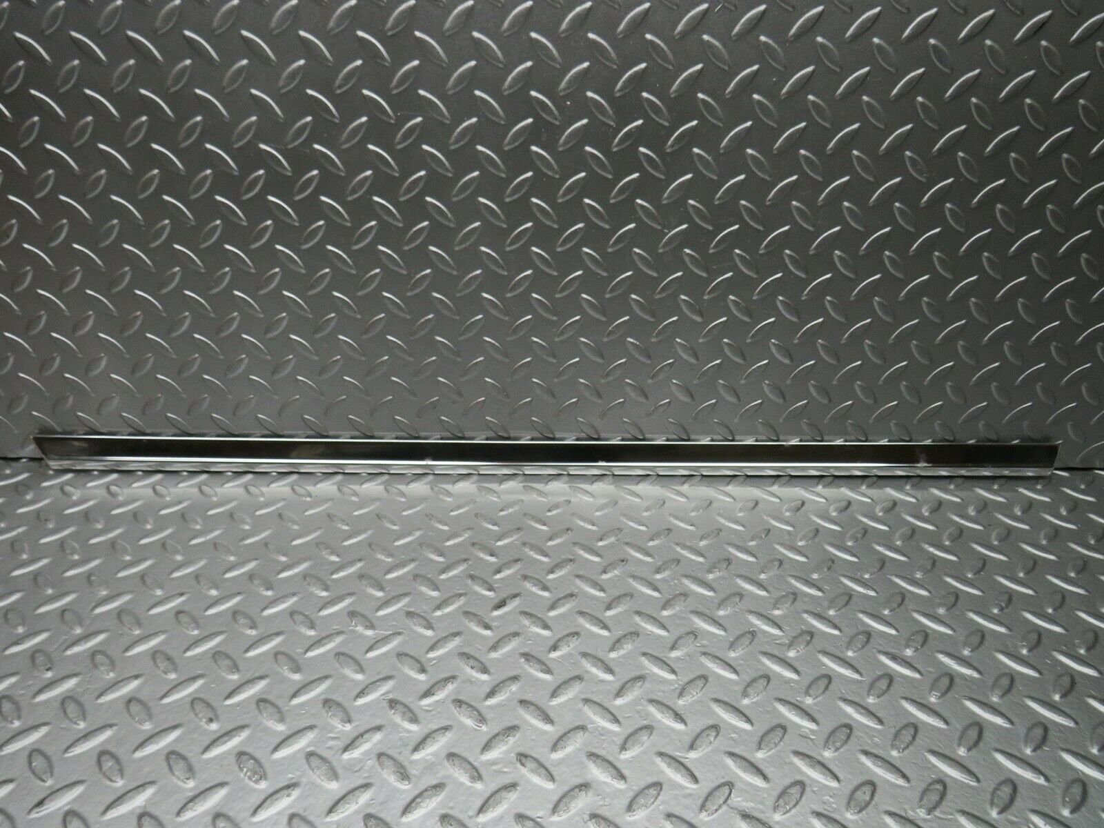 22737 Mercedes-Benz C107 450SLC Coupe Right Door Chrome Trim