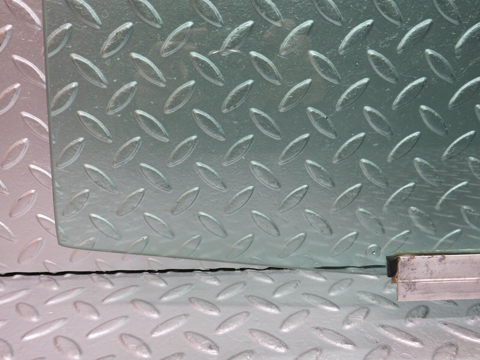 31476 Mercedes-Benz S124 220TE Wagon Rear Left Door Window Glass